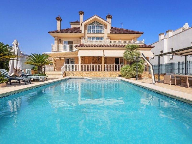 5 Bedroom 4 Bathroom Villa in Torrevieja